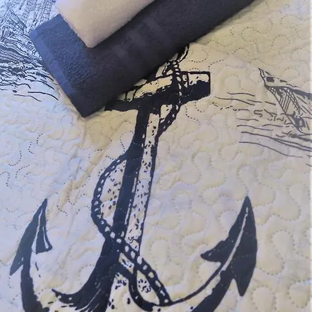 Pirates' Bay - أوميس